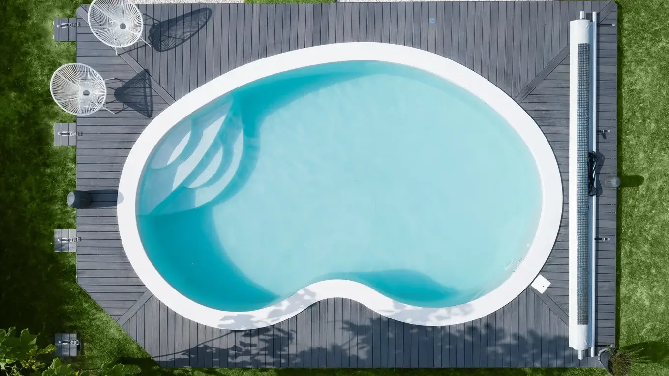 piscine haricot drone terrasse bois