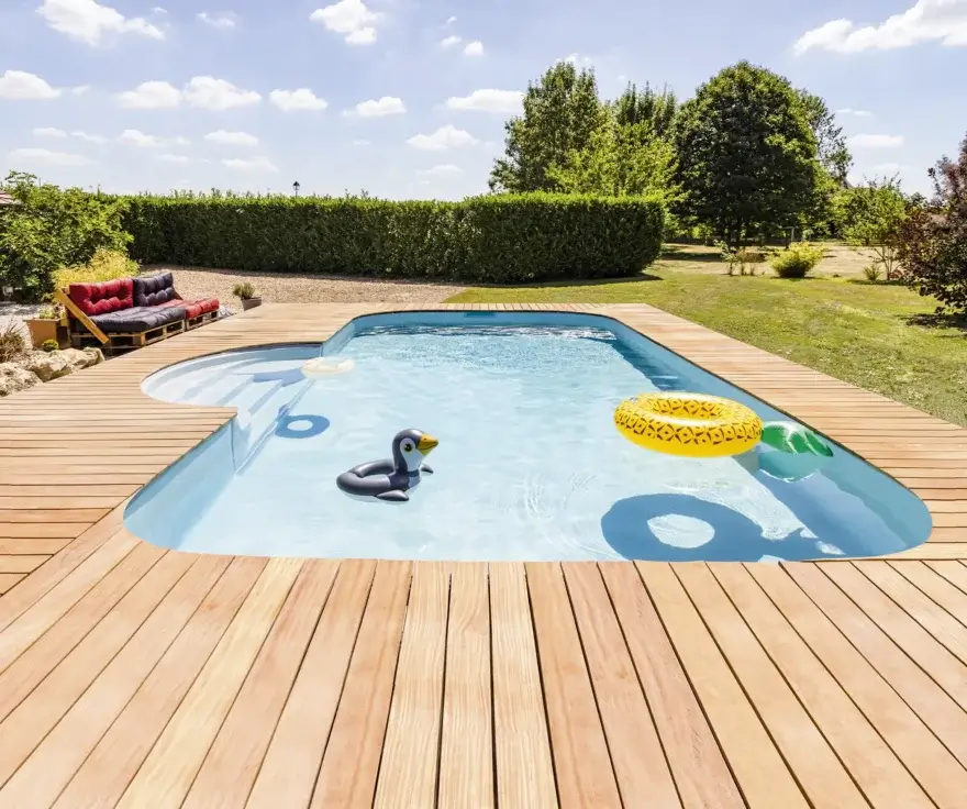piscine rectangle bords arrondis terrasse bois clair