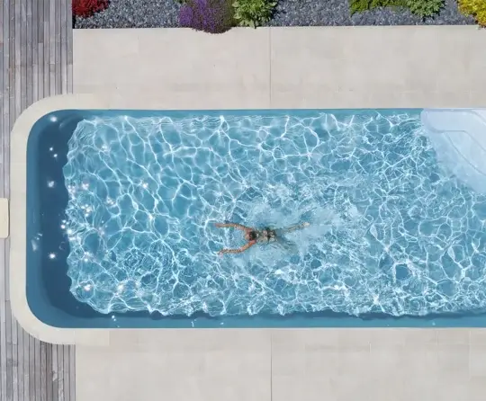 piscine rectangle vue drone nageuse