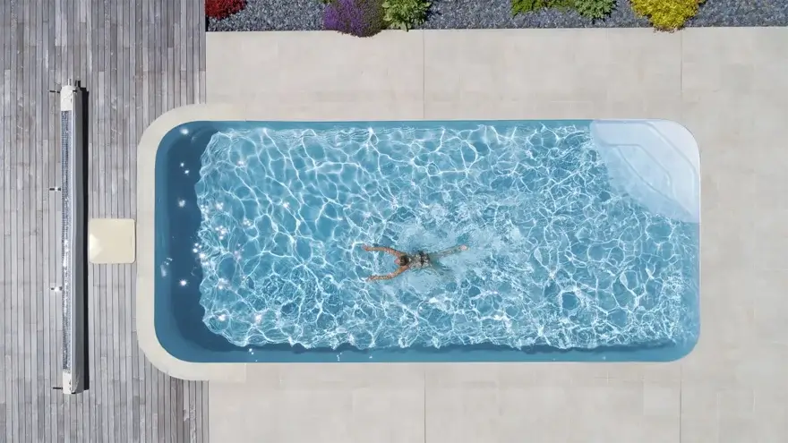 piscine rectangle vue drone nageuse