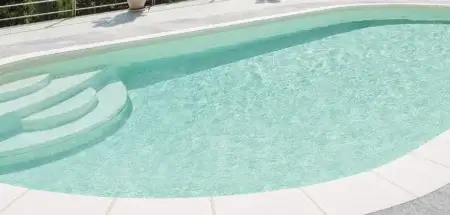 piscine ovale margelles blanches