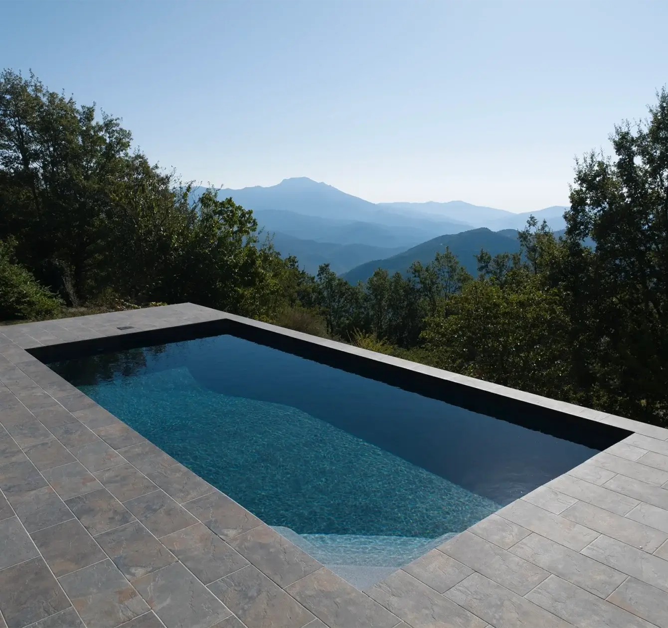 tina semi enterree vue montagnes