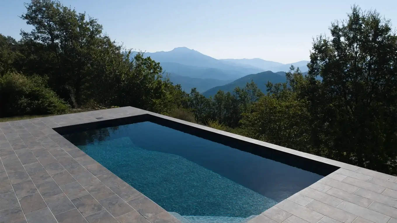 tina semi enterree vue montagnes