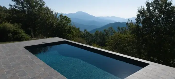 tina semi enterree vue montagnes