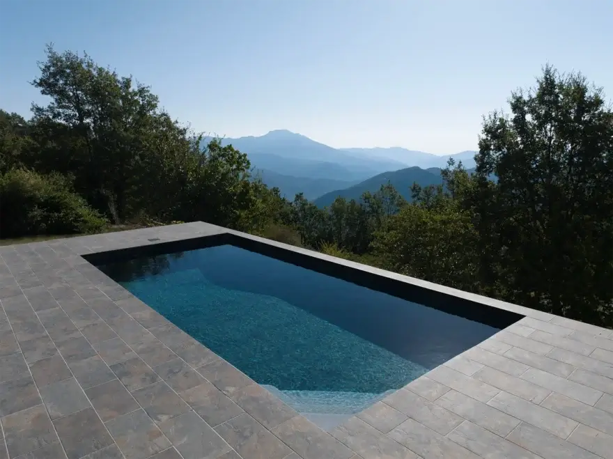 tina semi enterree vue montagnes