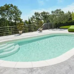 Piscine ovale 8 x 4 m avec escalier intégré