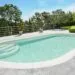 Piscine ovale Elsa avec escalier entrant et jardin