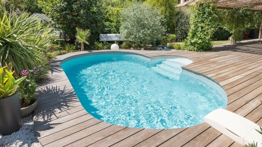 piscine ovale avec escalier