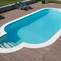 Piscine rectangle 7 x 4 m avec escalier extérieur sur terrasse