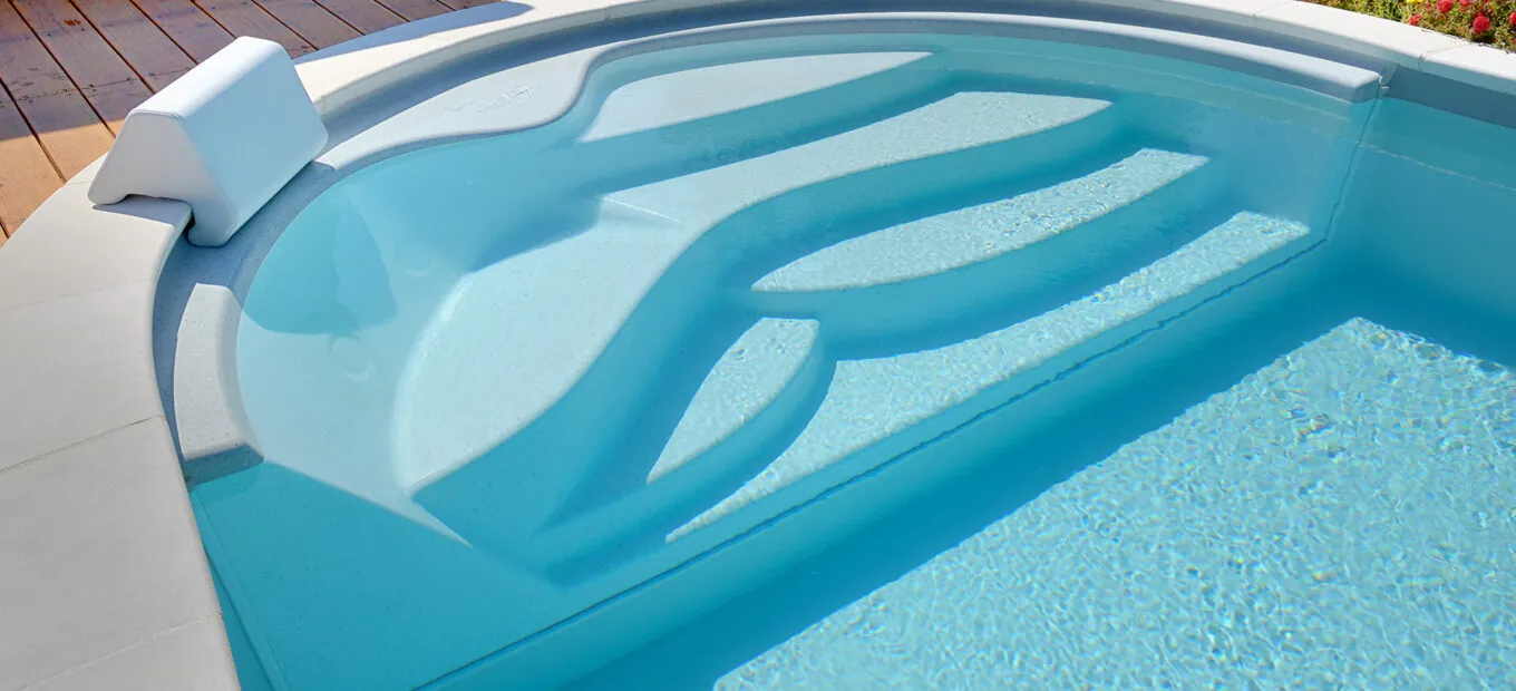 escalier-piscine-pacio-2-1360x620.jpg.webp