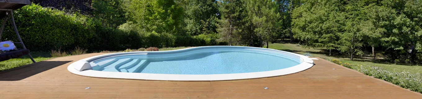 Piscine haricot avec escalier intérieur sur terrasse en bois