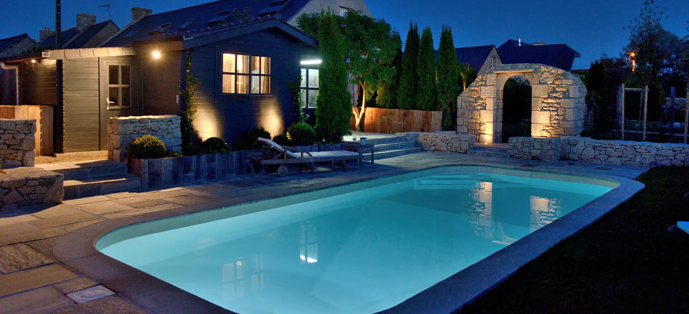 Belle piscine Waterair avec un fond grand bain