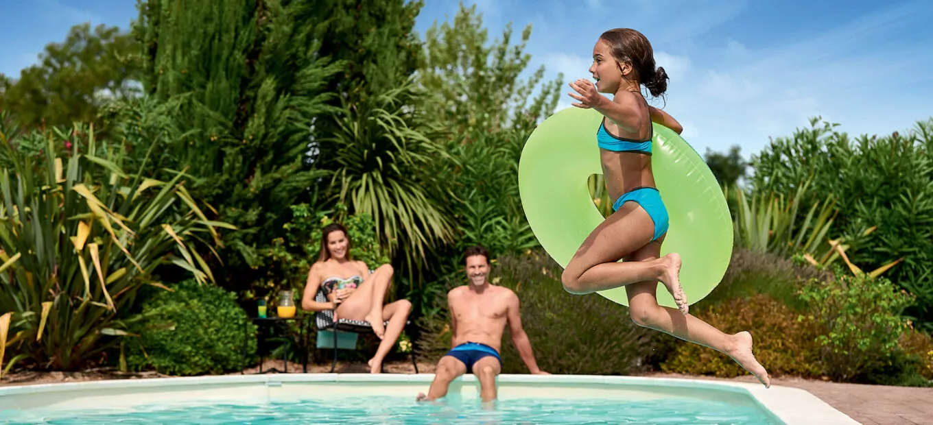 Photo d'un enfant qui saute dans une piscine Waterair avec grand bain