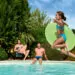 Photo d'un enfant qui saute dans une piscine Waterair avec grand bain