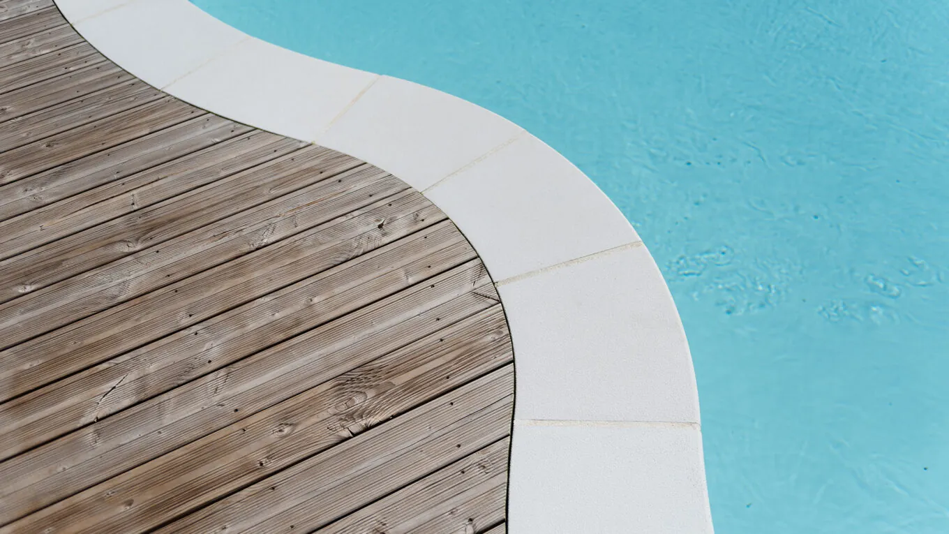 Margelles de piscine couleur écru