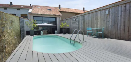 la piscine de ville s’intègre parfaitement sur un terrain de maison de ville