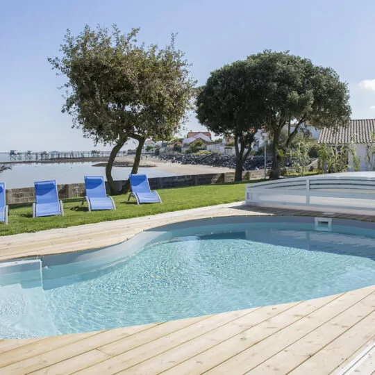 Piscine en kit enterrée agrémentée d'un abris de protection télescopique