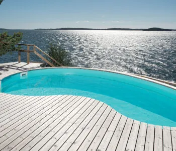 Piscine haricot Céline en bord de mer avec terrasse en bois