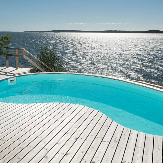 Piscine haricot Céline en bord de mer avec terrasse en bois