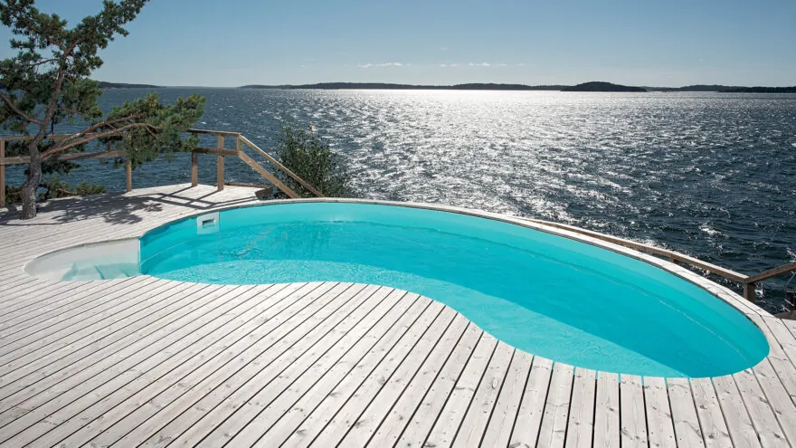 Piscine haricot Céline en bord de mer avec terrasse en bois