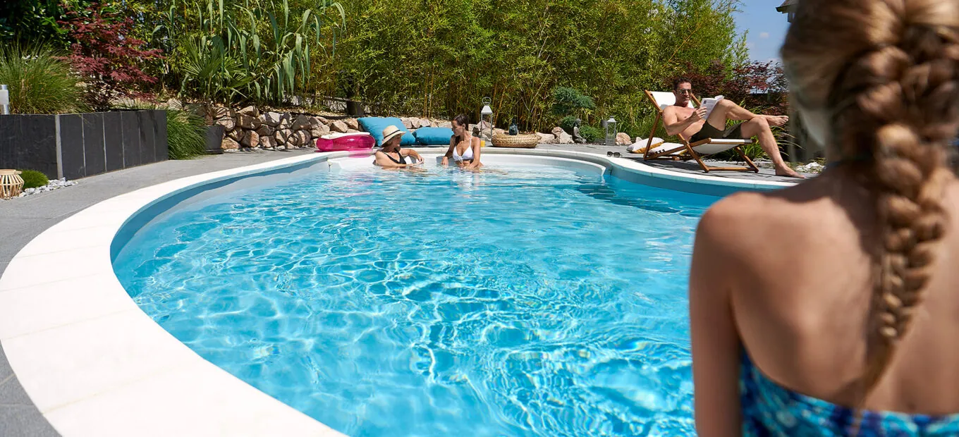 Piscine avec margelles écrus