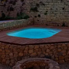 mini piscine Sara surélevée avec plage en bois de nuit