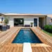 Piscina slim para jardim estreito