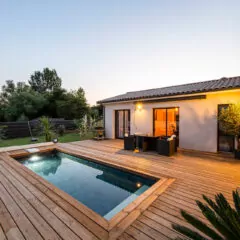 Piscina slim de noite num pequeno jardim