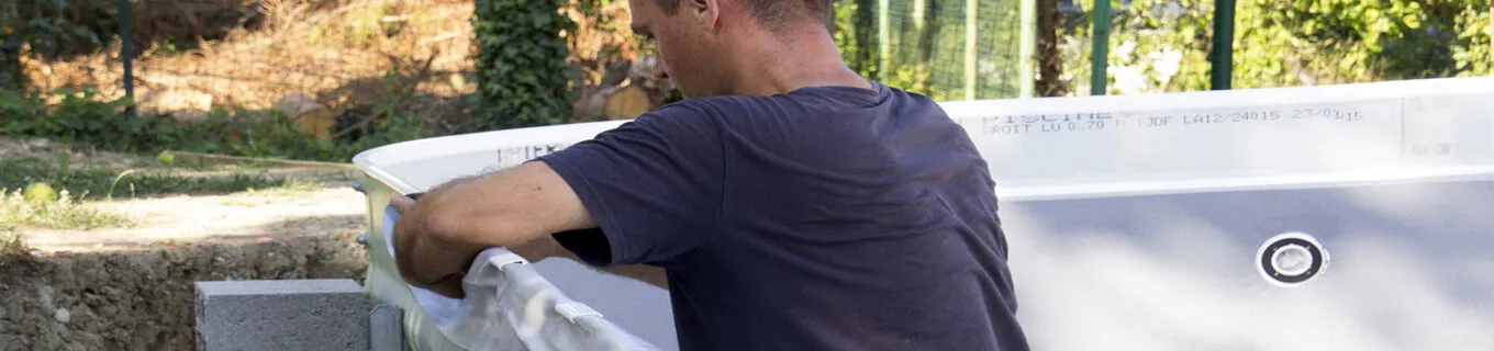 Pose du liner dans une piscine Waterair