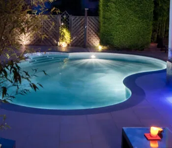 Piscine éclairée avec un projecteur led coloré