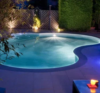 Piscine éclairée avec un projecteur led coloré