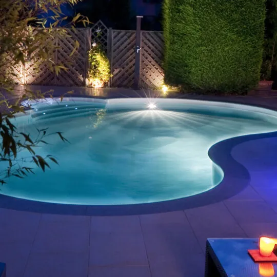 Piscine éclairée avec un projecteur led coloré