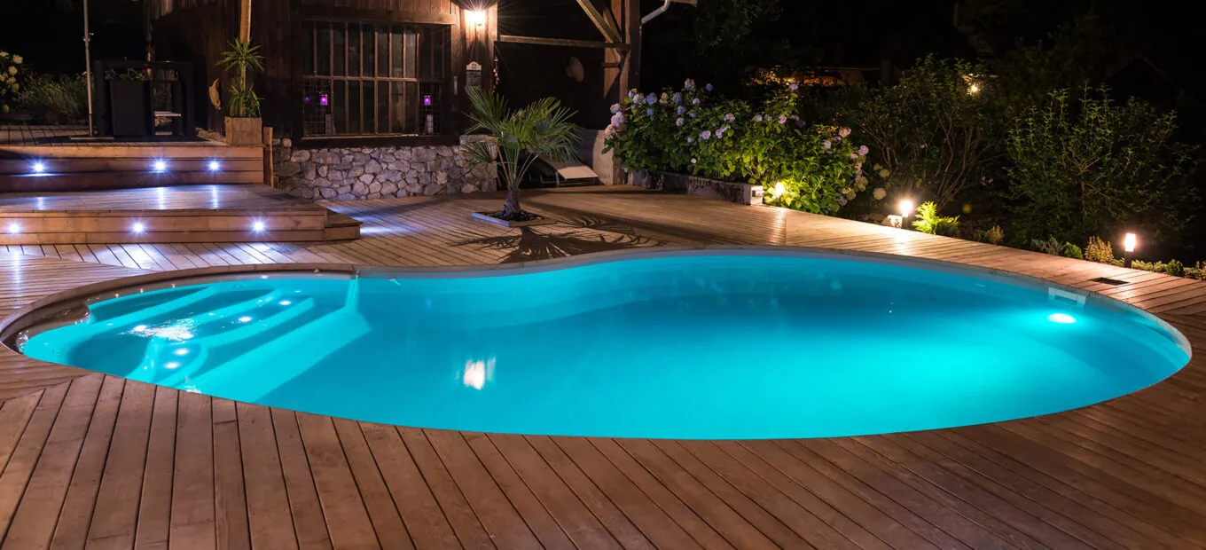 projecteur-piscine-1360x620.jpg.webp