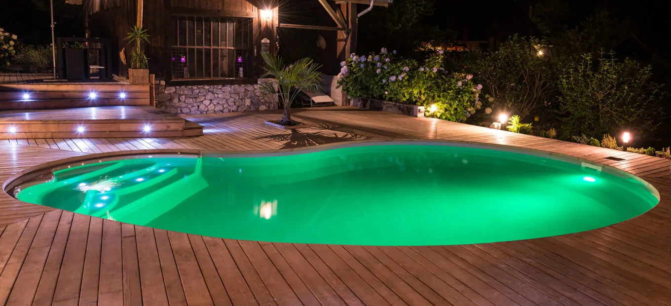 Piscine éclairée avec des projecteurs à led Waterair