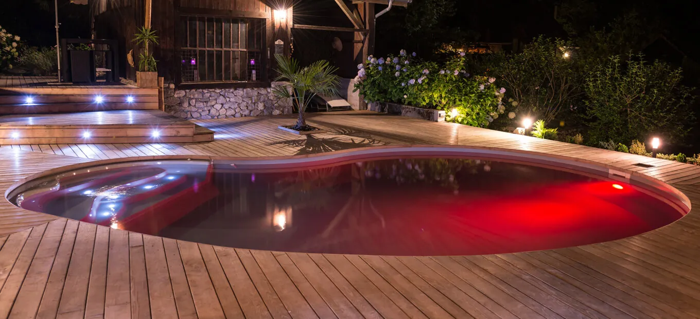 Piscine de couleur rouge grâce aux projecteurs à led colorés Piscines Waterair