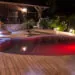 Piscine de couleur rouge grâce aux projecteurs à led colorés Piscines Waterair