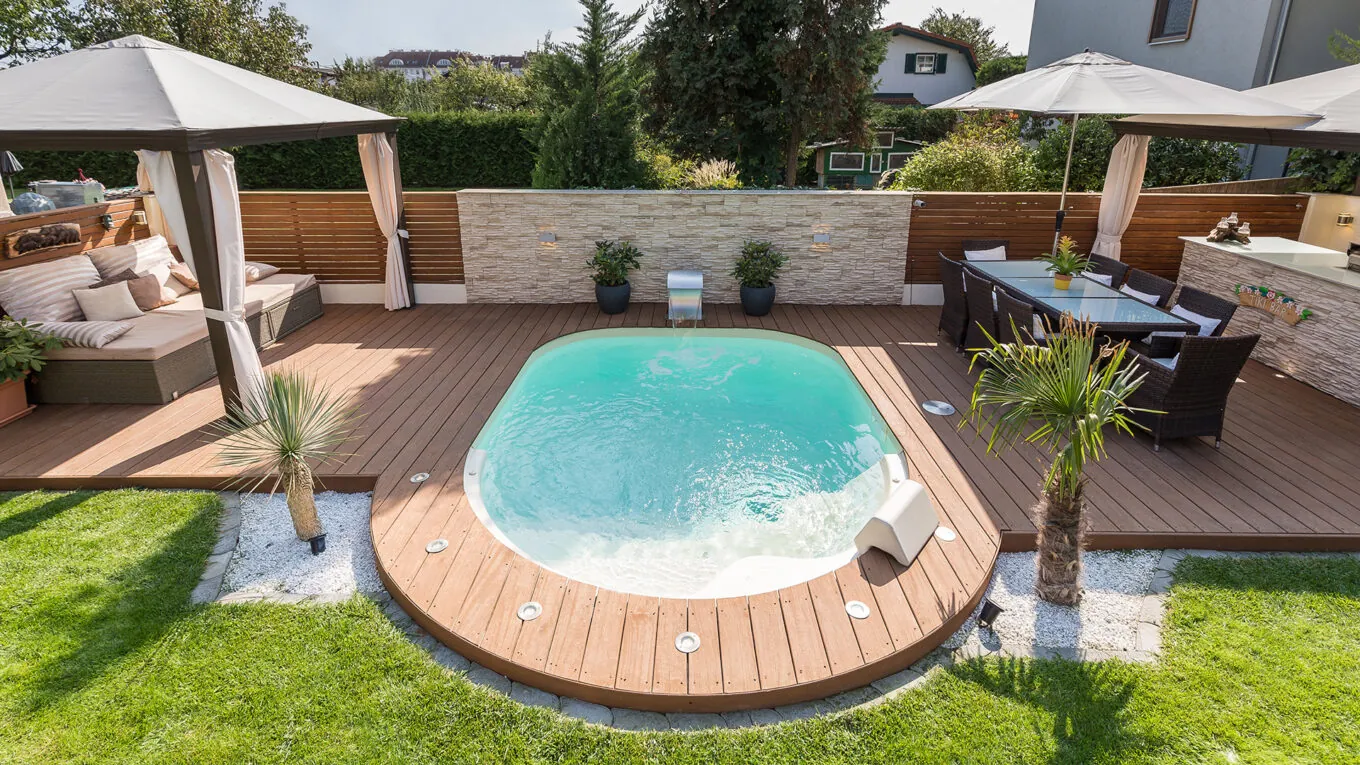 Petite piscine sur une terrasse