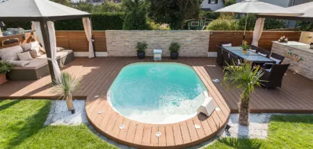 Petite piscine sur une terrasse