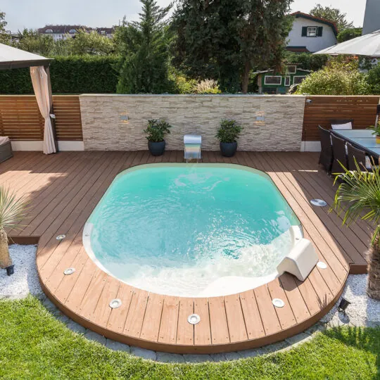 Petite piscine sur une terrasse