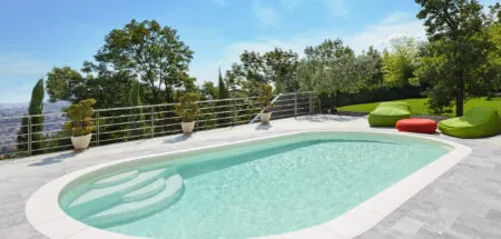 Piscine pour terrain en pente