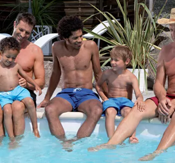 Photo d'un groupe de personnes au bord d'une piscine Waterair