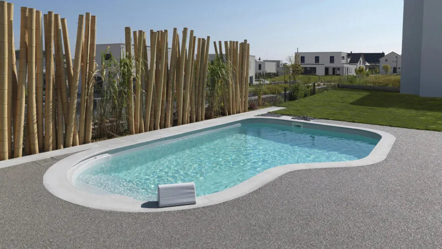 Piscine de forme libre cléa