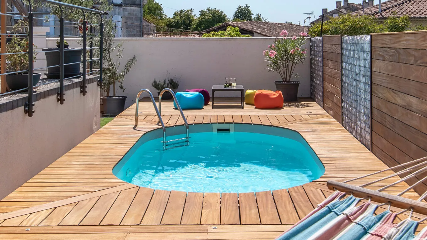 Petite piscine Olivia mini avec terrasse bois