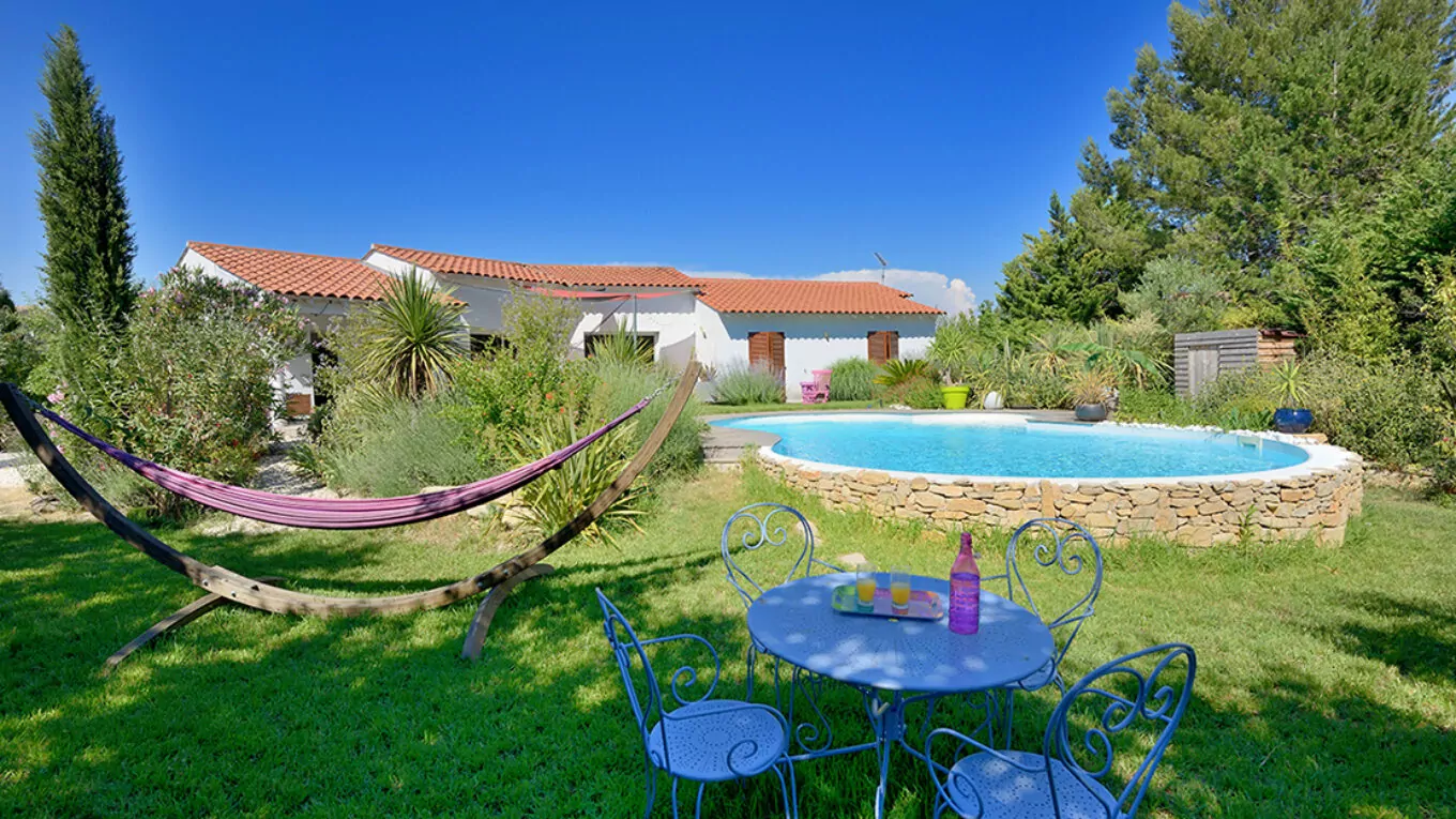 Piscine dans un environnement naturel
