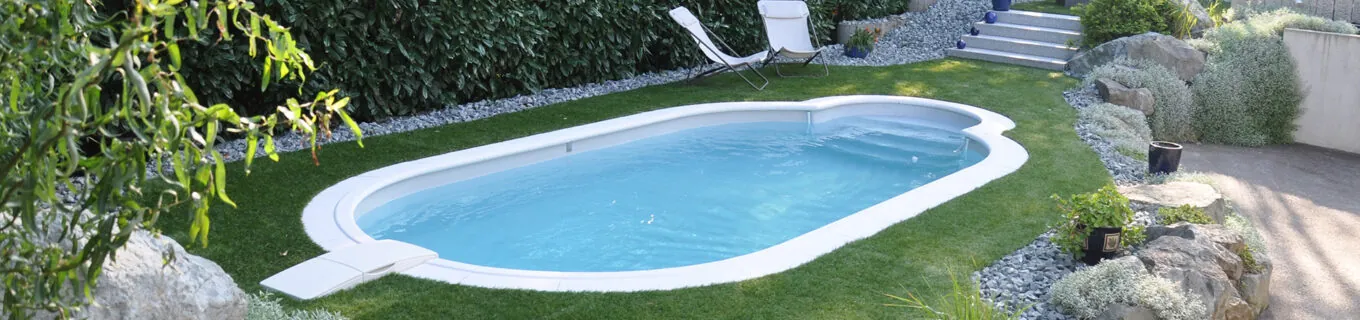 Piscine Olivia ovale avec filtration intégrée et escalier sortant