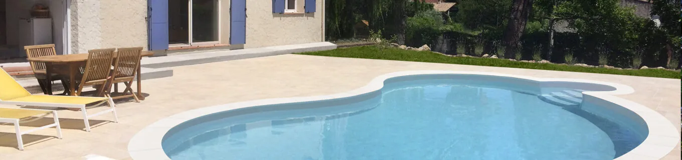 Piscine haricot avec margelles et escalier sortant