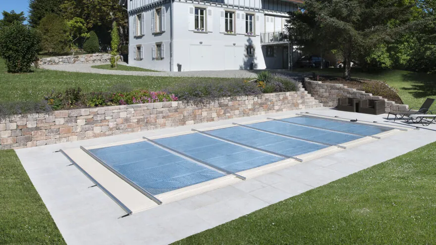 Couverture de piscine sécurisante et chauffante Solae par Piscines Waterair
