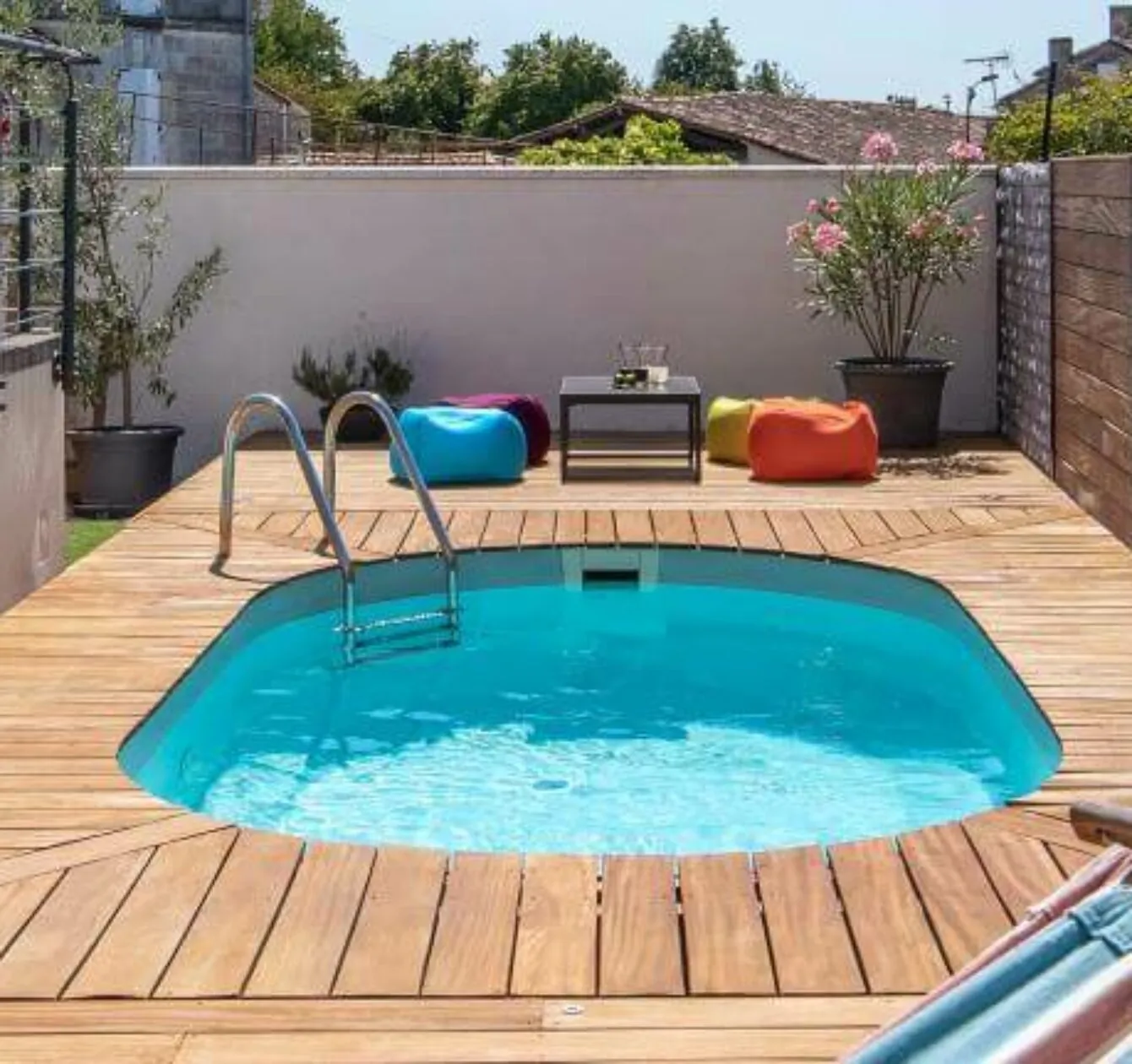 Petite piscine Olivia mini avec terrasse bois