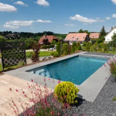 Rechteckiger Pool in modernem Design