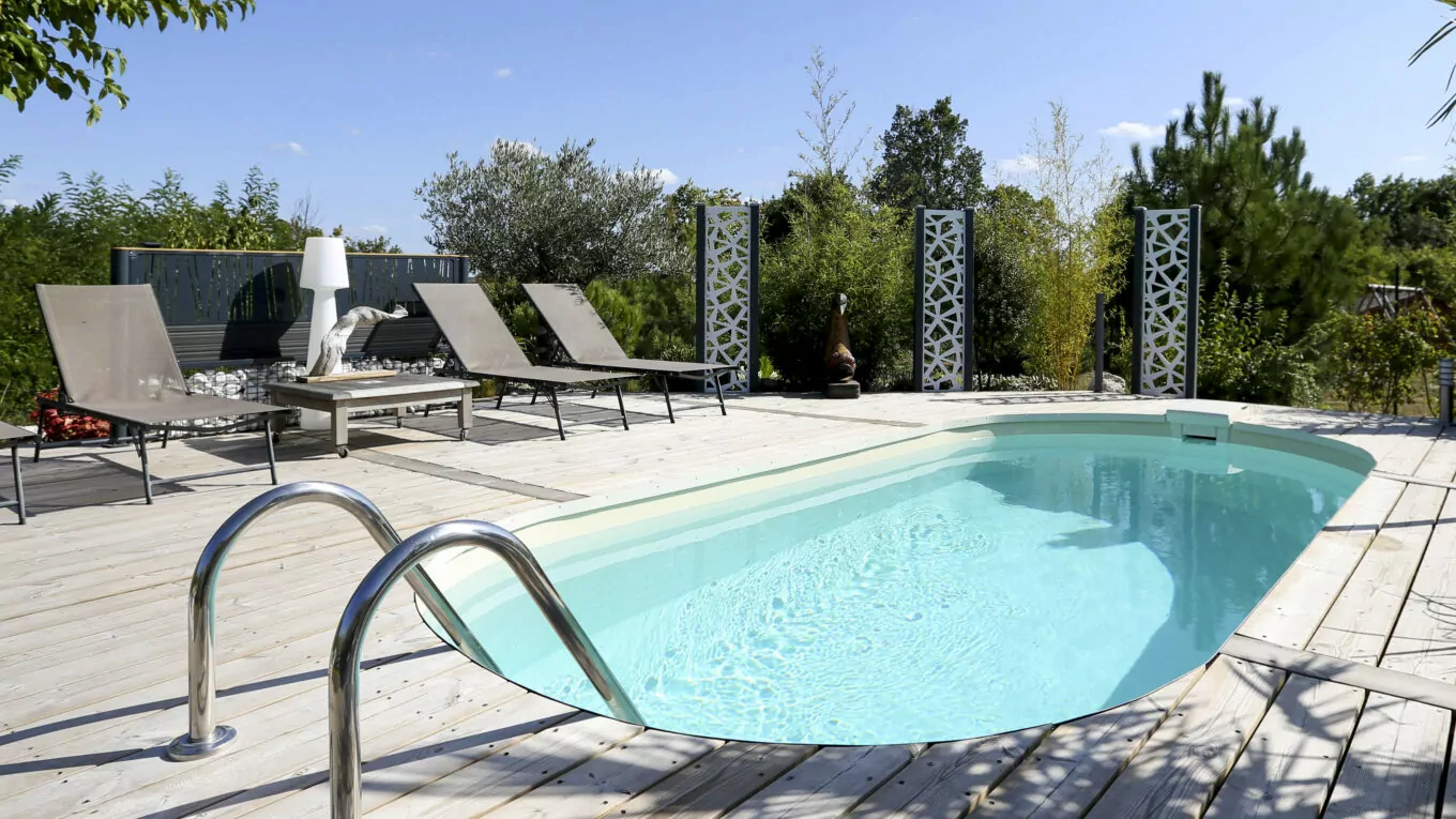 Piscine ovale Olivia avec échelle, liner Toscane et plage en bois